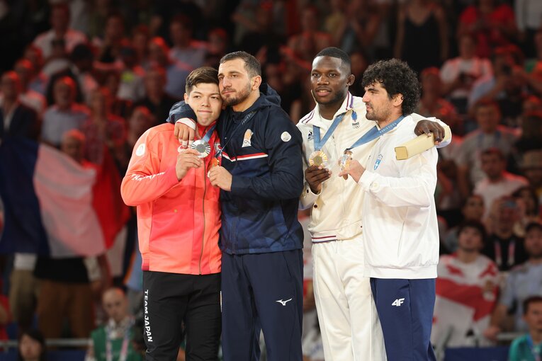 【誤審騒動②】メダルセレモニーでの村尾とベカウリ　©JMPA