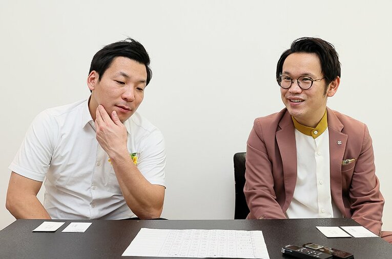 3年連続でM-1決勝進出を果たし、過去最高の3位になったインディアンスの田渕章裕（左、ボケ担当、36歳）ときむ（ツッコミ担当、34歳） ／ photograph by Shigeki Yamamoto