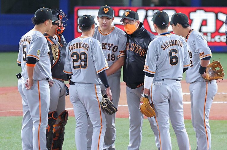 ヤクルトとのクライマックスシリーズ、ファイナルステージ2回戦の6回、自らマウンドに行き菅野らに作戦を伝えた巨人・原監督 ／ photograph by Sankei Shimbun