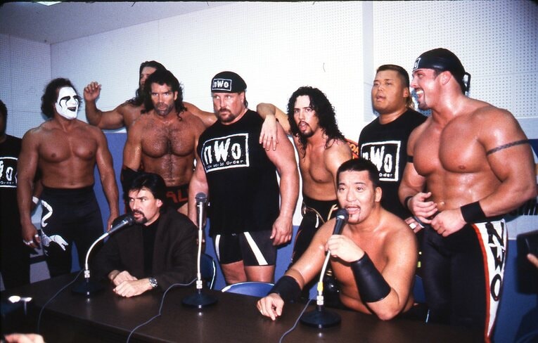 蝶野率いる nWo軍団（1996年撮影）　©AFLO