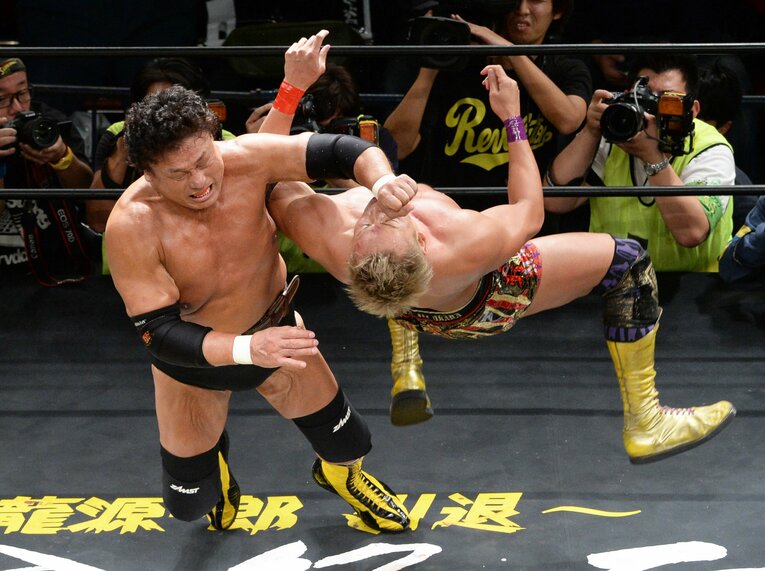 2015年の引退試合（当時65歳）ではオカダ・カズチカと対戦し、年間ベストバウトに選ばれた　©︎東京スポーツ新聞社