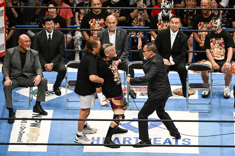 【連続写真】長州が天山を羽交い絞めにして蝶野がビンタ！　©Asami Enomoto