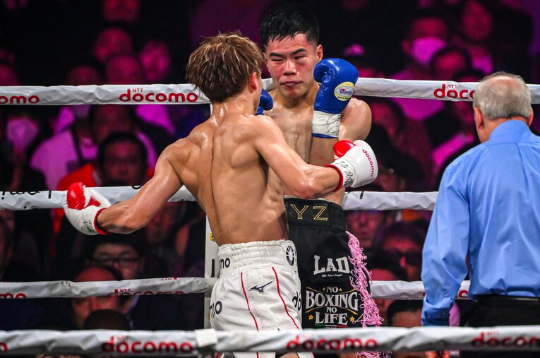 「来い来い」というジェスチャーをするキム・イェジュンを攻め込む井上尚弥 ／ photograph by Takuya Sugiyama