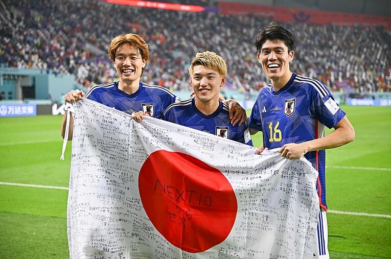 カタールW杯スペイン戦後の（左から）板倉滉、堂安律、冨安健洋　©Takuya Kaneko/JMPA