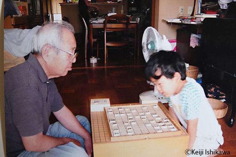 祖父と楽しそうに将棋に打ち込む、藤井二冠の貴重な幼少期のショット