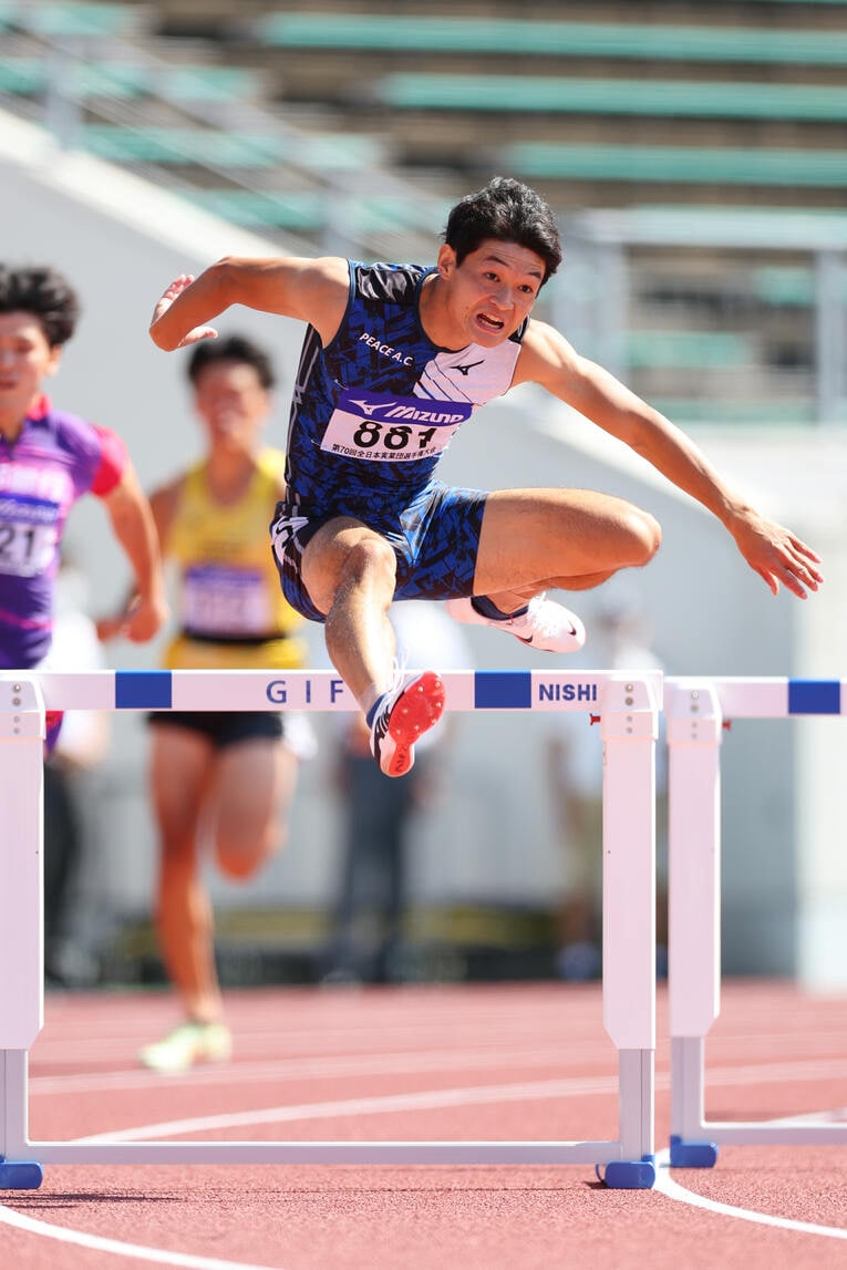 400ｍハードルの現役選手でもある尾﨑コーチ。現役選手による異例のコーチングでもあった　©AFLO
