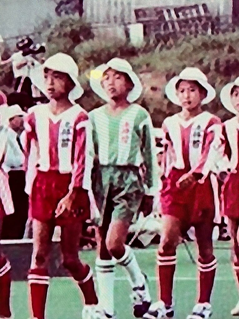 小学校時代。森保は緑のユニフォーム。地元のサッカー少年団（土井首）で全国大会にも出場。当時はGKだった