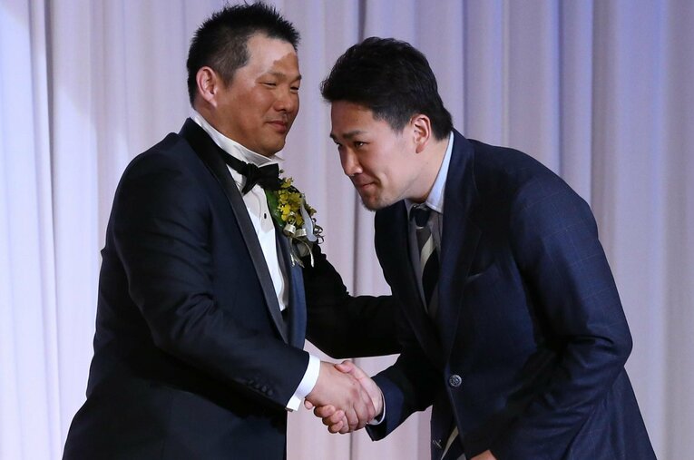 山崎氏の引退パーティーに駆け付けた田中　©Sankei Shimbun