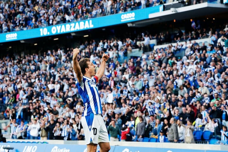 「TAKEあなたは最高です、と日本語で…」久保建英21歳はソシエダで愛される「日本人最多リーガ6点目＋“MVPタケクボ”コール」を撮った(31)