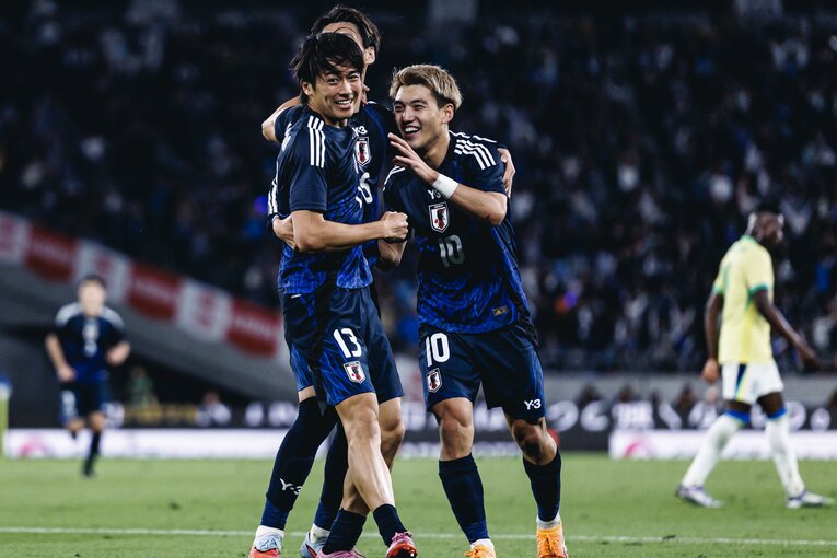 同点ゴールを決めた中村敬斗を祝福する堂安律と鎌田大地　©Kiichi Matsumoto