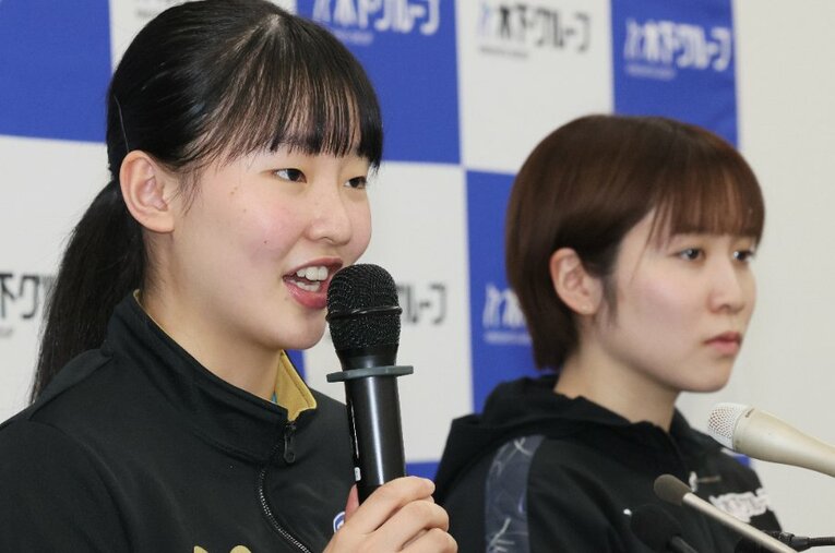 パリ五輪の出場予定選手に選ばれた張本美和と平野美宇 ／ photograph by JIJI PRESS