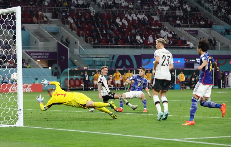 「死んだふり作戦」も記憶に新しい、2022年カタールW杯ドイツ戦での堂安の同点ゴール　©Getty Images