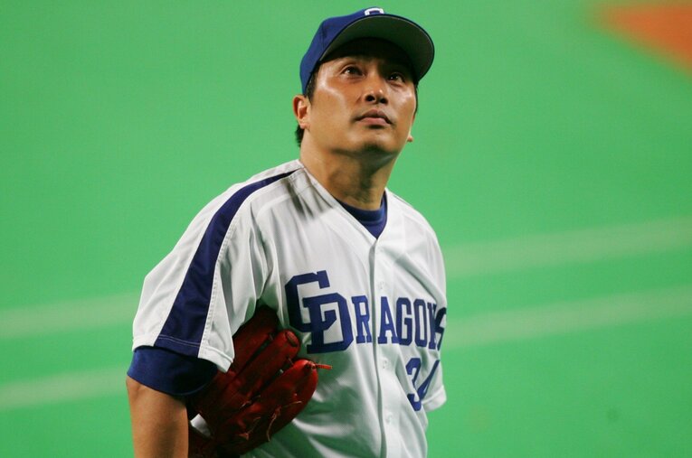 日本球界で唯一、「50代まで現役」を達成した元中日の山本昌。40代でも2度の2ケタ勝利をマークするなど長く活躍できた要因は…まさかのラジコン!? ／ photograph by BUNGEISHUNJU