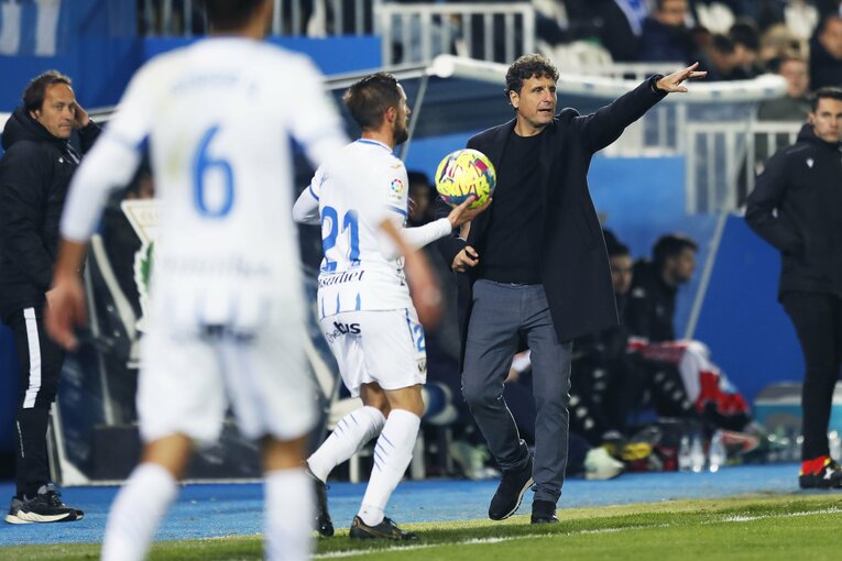 「W杯出番なし」からのリスタート…柴崎岳は今、スペイン2部でどうなっている？“思いを内に秘めたはず”30歳の今を撮った(11)