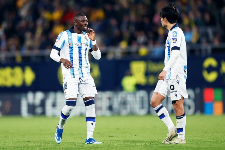 トラオレと意思疎通を図る久保　©Daisuke Nakashima