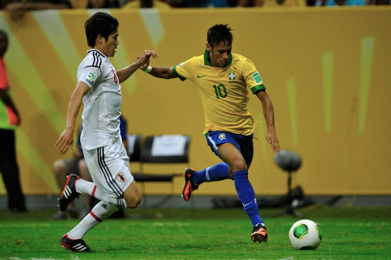 内田篤人vsネイマール（2013年）©Sports Graphic Number