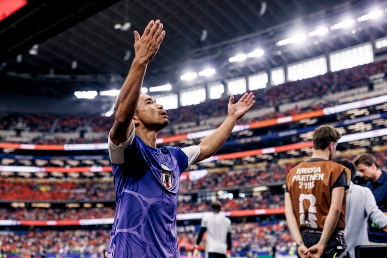 試合前、長友は日本サポーターも盛り上げていた　©JMPA