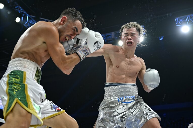 終盤、那須川天心はあえてリスクを背負ってモロニーとの打ち合いに応じた　©Hiroaki Yamaguchi