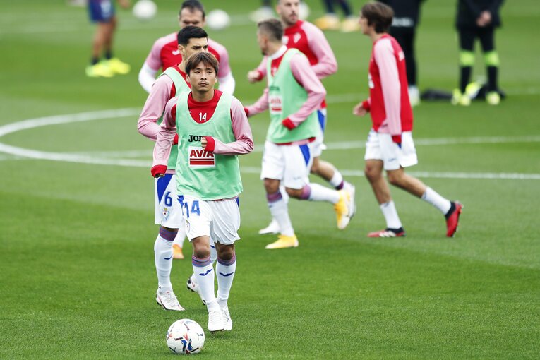 乾貴士が神トラップ＆岡崎慎司に友情の平手打ち!? 武藤嘉紀との“ロシアW杯組”3ショット写真も(2)