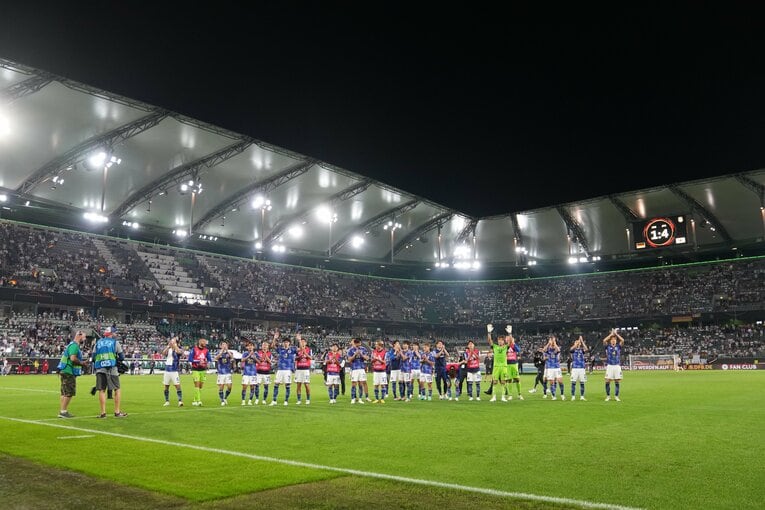 ドイツ戦後のピッチでサポーターに手を振る日本代表の選手たち　©Masashi Hara
