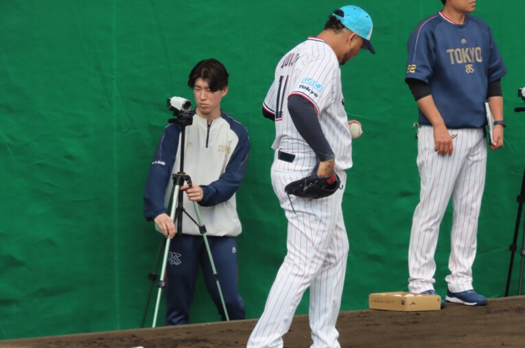 ブルペンで、カメラの調整をするヤクルトの藤澤アナリスト ／ photograph by Kou Hiroo