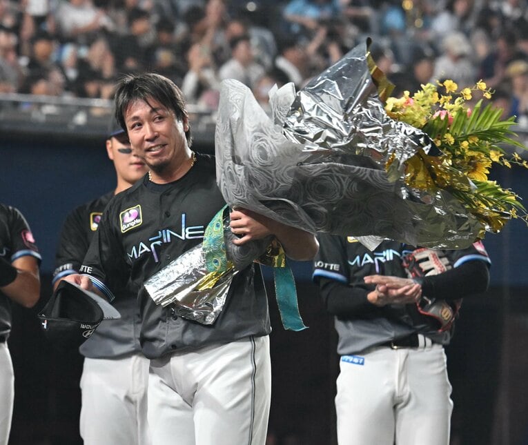 偉業を達成し花束を受け取る益田　©SANKEI SHIMBUN