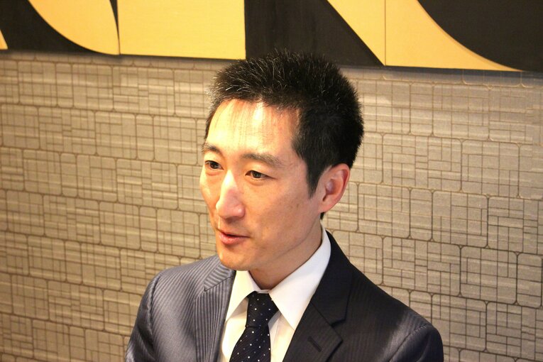 インタビューに応じる出岐雄大さん　©Number Web