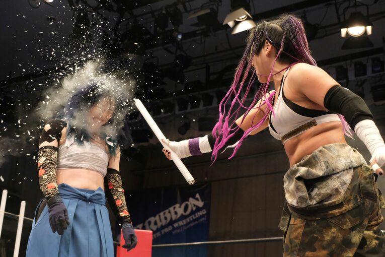 山下の蛍光灯攻撃を頭で受ける世羅（クリックすると「この記事の写真」に飛びます。流血等の過激な写真を含みますのでご注意ください）