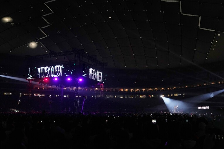 長い東京ドームの花道を歩く上谷沙弥　©Masashi Hara