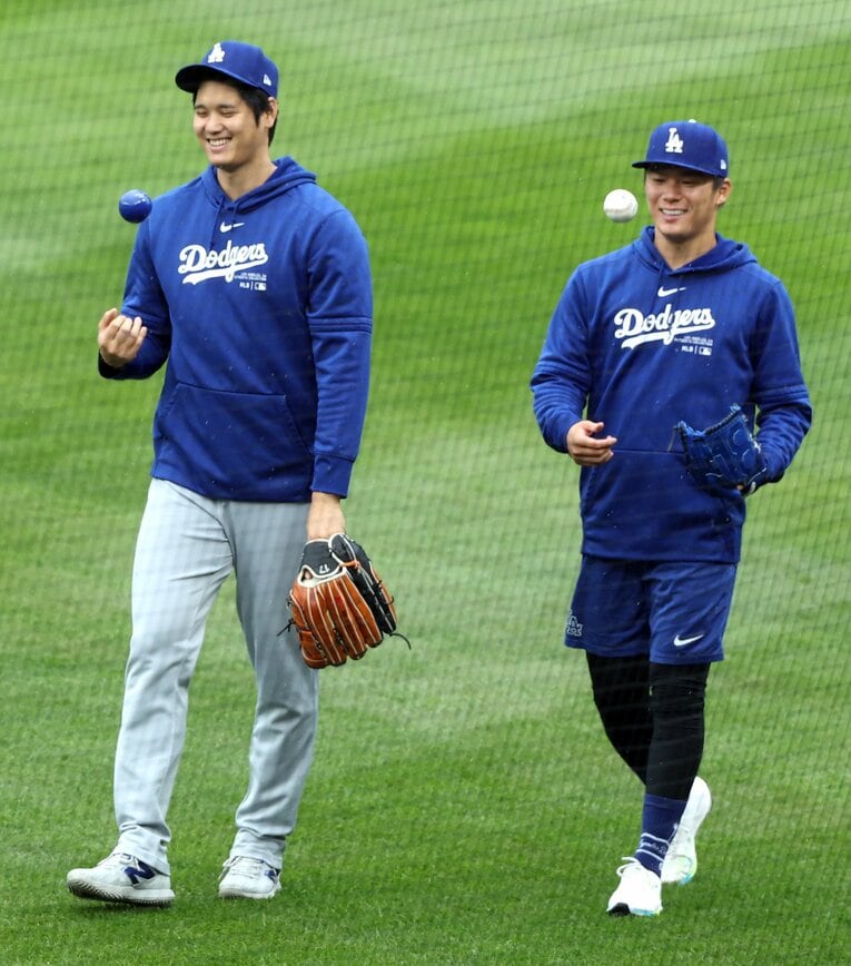 大谷翔平と山本由伸…ボールをトスしながら引き上げる2人　©JIJI PRESS