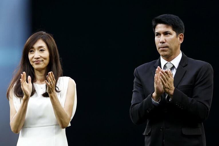 イチローのマリナーズ殿堂入りを祝うセレモニーに出席した弓子夫人とアレン・ターナー通訳（2022年）©︎Getty Images