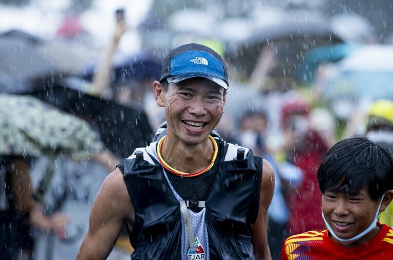 土砂降りの中、静岡の大浜海岸でゴールする土井陵。「4日17時間33分」という驚異的な大会新記録でTJAR初優勝した ／ photograph by Sho Fujimaki