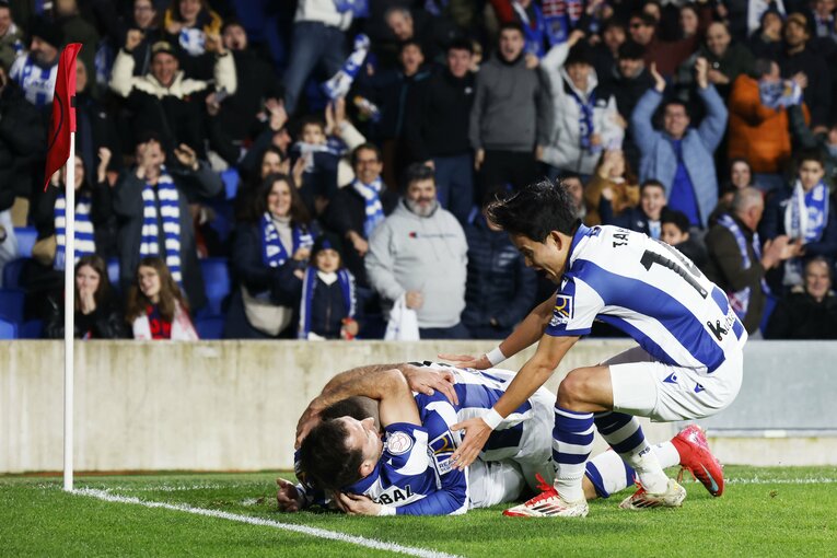 「173cmの久保建英が180cmに空中戦勝利」「反則まがいのマークも…」“キレキレな久保写真”を撮った中で、一瞬とらえた意外な仕草とは(8)