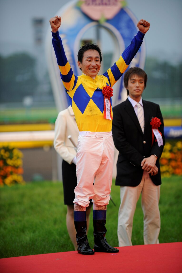 2009年のダービー。表彰式での横山典弘のガッツポーズ　©Keiji Ishikawa