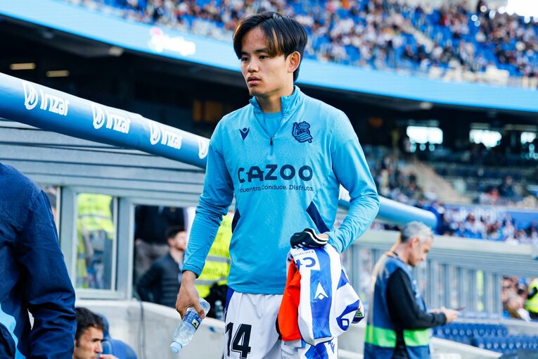 「クボはノルマル（普通）よ」辛口おばあちゃんにバルで遭遇も…カメラマンが撮った久保建英21歳の“軽快ドリブル＋母・祖母のような愛”(5)