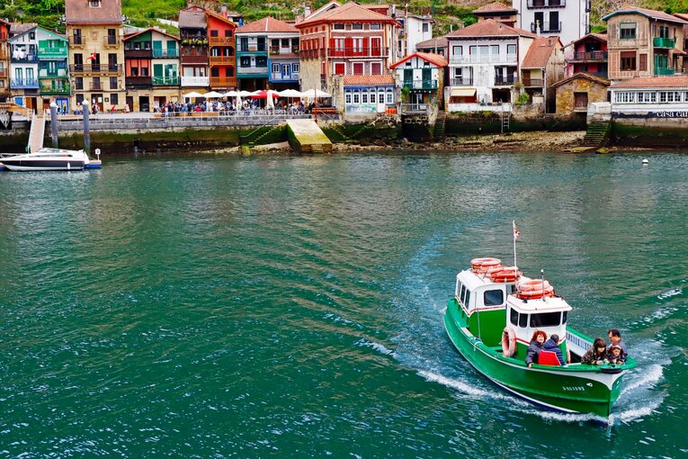 「クボはノルマル（普通）よ」辛口おばあちゃんにバルで遭遇も…カメラマンが撮った久保建英21歳の“軽快ドリブル＋母・祖母のような愛”(47)