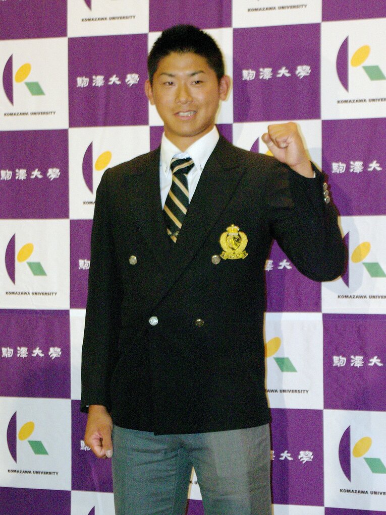 2015年ドラフト会議で、DeNAに1位指名され、ガッツポーズをする駒大・今永昇太　©JIJI PRESS