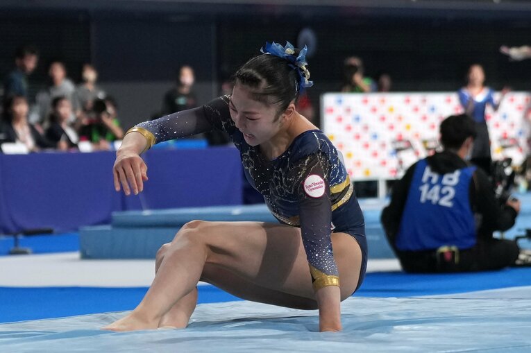 全日本選手権・平均台の着地に失敗した瞬間の山口幸空。左膝前十字靭帯損傷の怪我を負った　©Getty Images