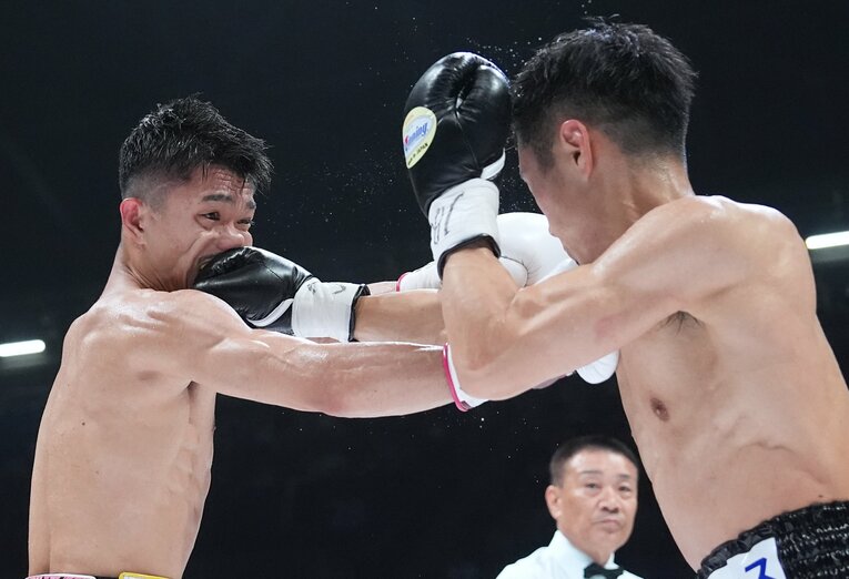 右の刺し合いでの相打ちの場面。中谷潤人の拳が一瞬先に当たっている（2枚目／全2枚） ©Naoki Fukuda