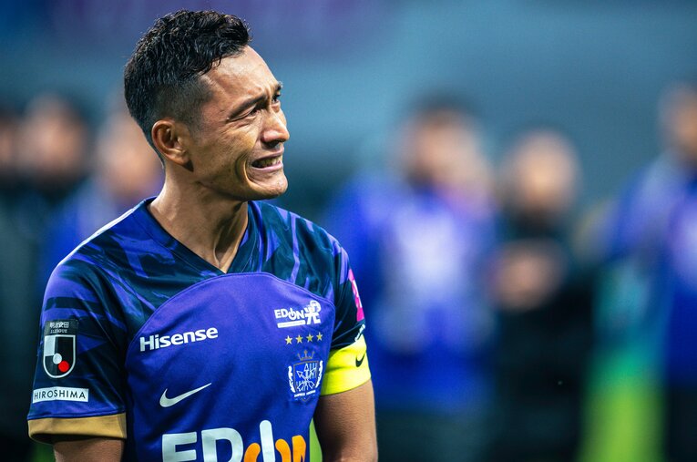 38歳にしてついに引退を決断した青山敏弘 ／ photograph by Takuya Sugiyama