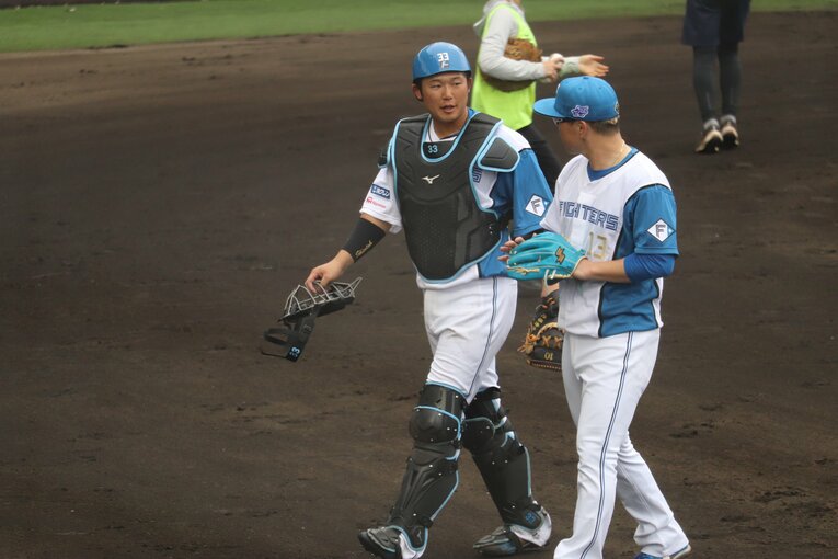 キャンプでは投手陣と積極的にコミュニケーションを取る姿も　©Yu Takagi