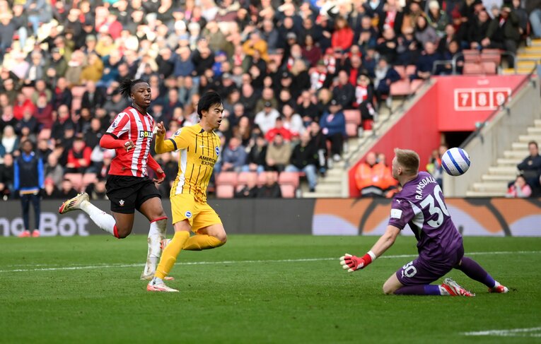 三笘薫の今季7得点目。右足での美しいループが相手GKアーロン・ラムズデールを超える【ゴール2枚目／全5枚】　©Getty Images