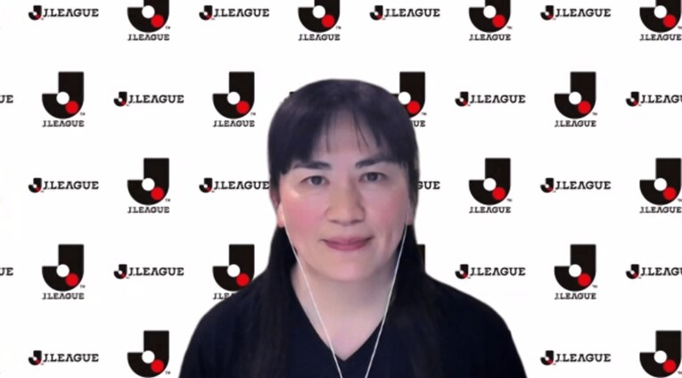 リモート取材に応じる佐伯夕利子理事　©J.LEAGUE