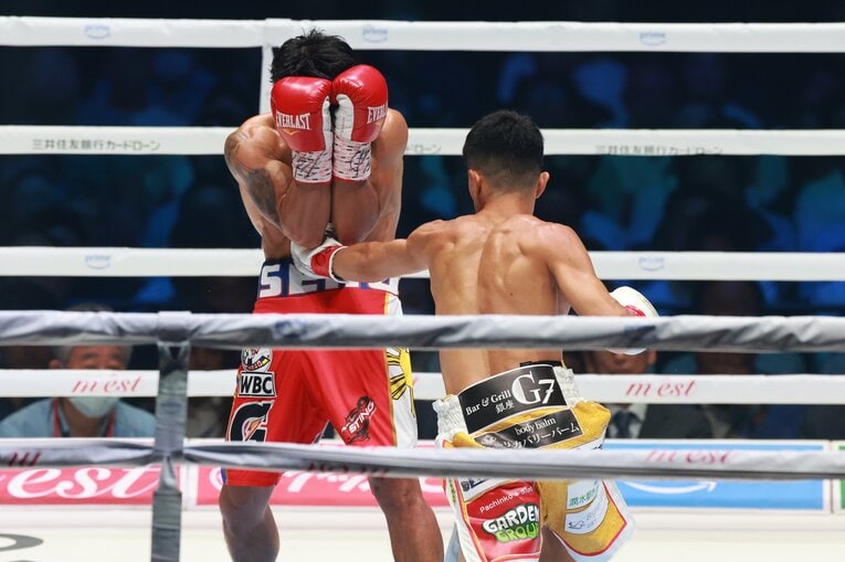 ガードを固めるアストロラビオ。ボディへのパンチはまったく見えていなかった　©︎Naoki Kitagawa