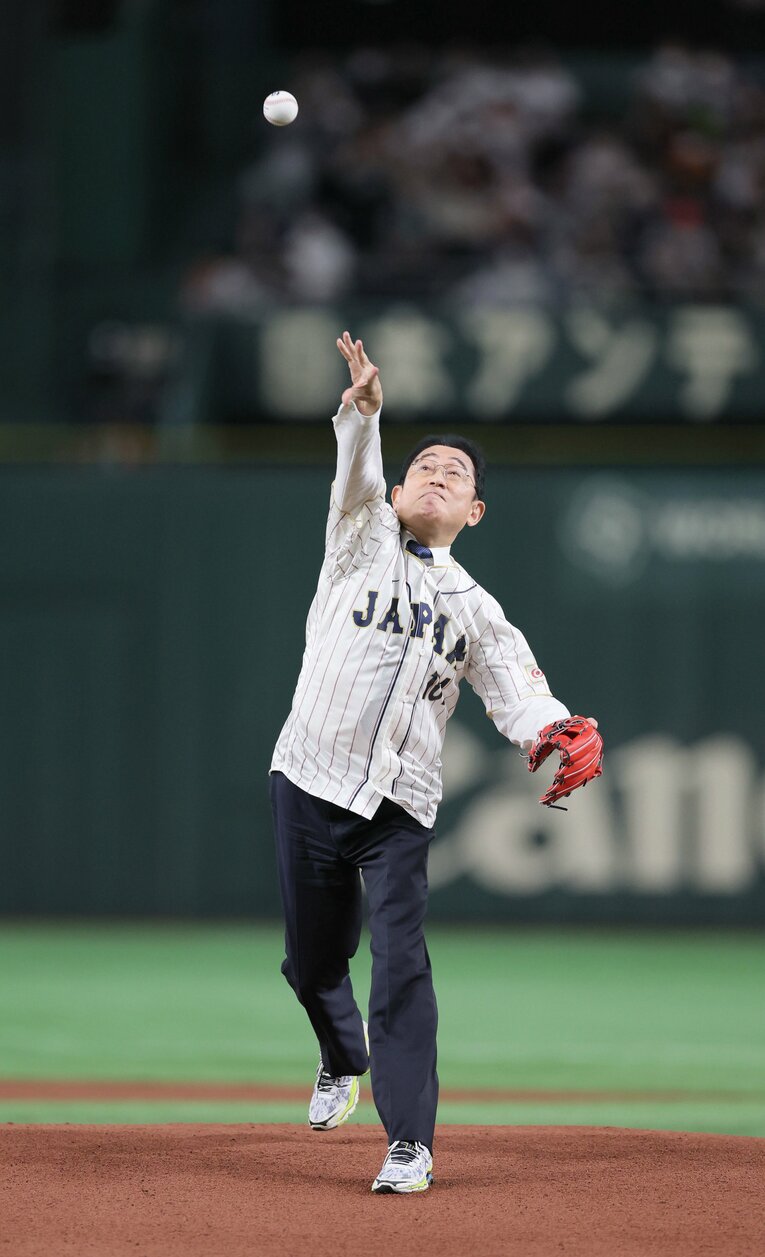 山なりのボールはストライクゾーンを大きく外れた　©JIJI PRESS