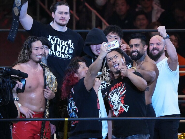 リング上でセルフィーを撮影する高橋ヒロム。大阪大会の前に新日本プロレス退団が発表されていた　©Essei Hara