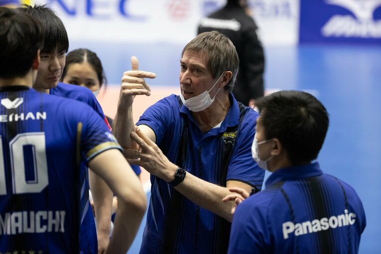 パナソニックパンサーズを率いるティリ監督。東京五輪ではフランス代表を金メダルに導いた　©︎Panasonic PANTHERS