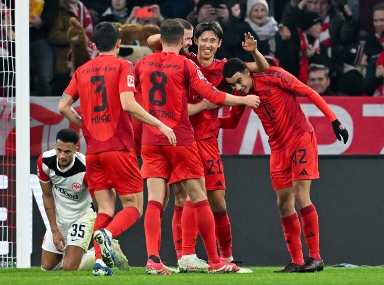 伊藤洋の初ゴールを祝福するバイエルンの仲間たち　©Getty Images