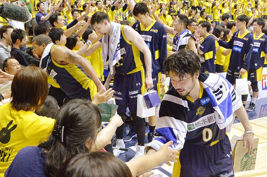 栃木ブレックス、決勝進出の陰に。選手の強気、コーチの献身、そして。<Number Web> photograph by Kyodo News