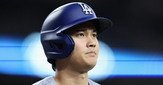 大谷翔平はドジャースの“聖域”ではない…「もう少し落ち着いて」ロバーツ監督の苦言が示す“健全な関係性”「むしろ笑いに変えるぐらいの…」 - MLB -  Number Web - ナンバー